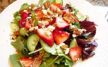 Салат с клубникой и огурцами