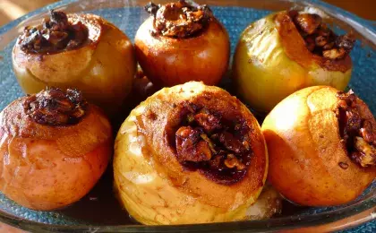 Фаршированные яблоки с курицей и черносливом