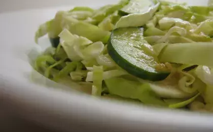 Зеленый салат из кольраби с огурцами