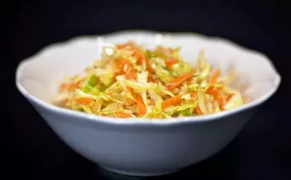 Салат из свежей белокочанной капусты с яблоком