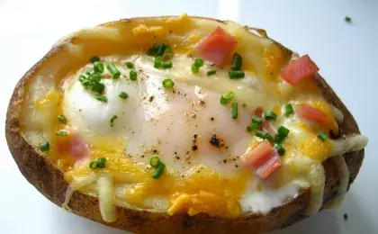 Запеченные яйца с зеленью и мягким сыром