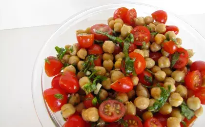 Ужин с салатом из нута с черри