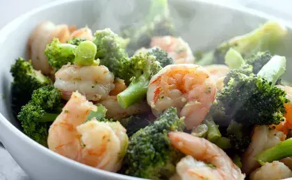 Рагу из брокколи с креветками