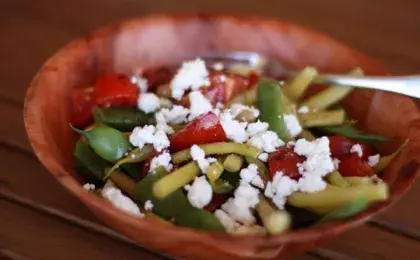 Салат из зеленой фасоли с брынзой