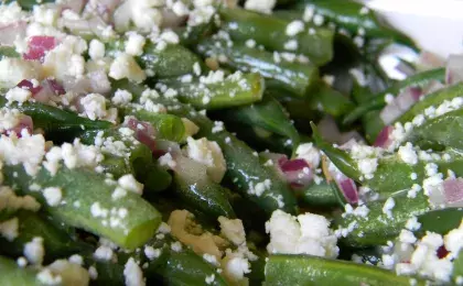 Салат из зеленой фасоли с мягким сыром 