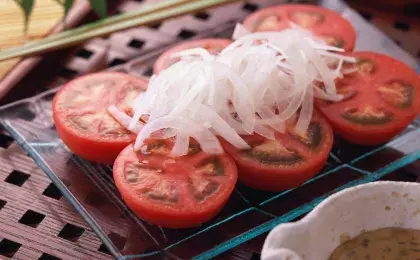 Салат из помидоров с луком