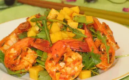 Салат с креветками под острым соусом