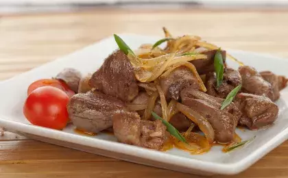 Ужин с куриными сердечками в томатном соусе