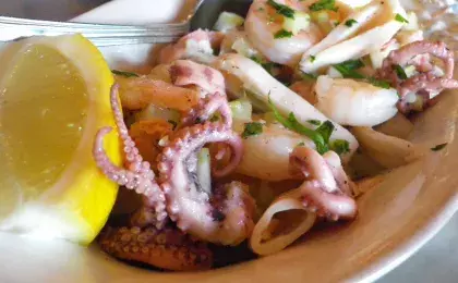 Легкий салат из морепродуктов