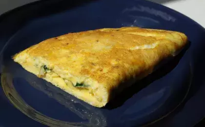 Омлет и фрукты на завтрак