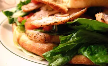 Бутерброд с курицей и томатами