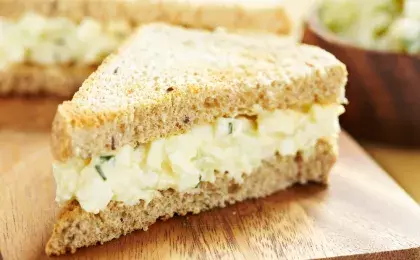 Теплый сэндвич с сырной начинкой