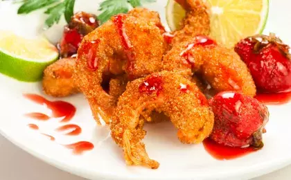 Горячий клубничный салат с креветками