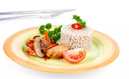 Ужин с тушеной курицей и перловкой