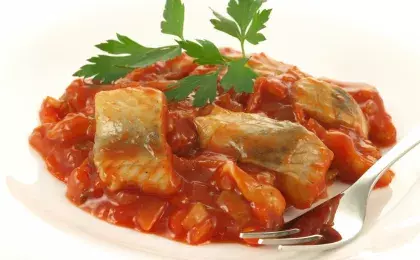 Минтай с коричневым рисом под острым томатным соусом