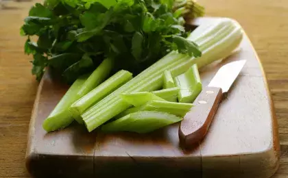 Сельдерей с соусом из йогурта