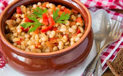 Фасоль с луком и помидорами