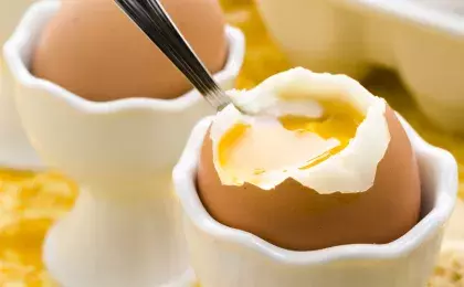 Яйца с тостом и салатом