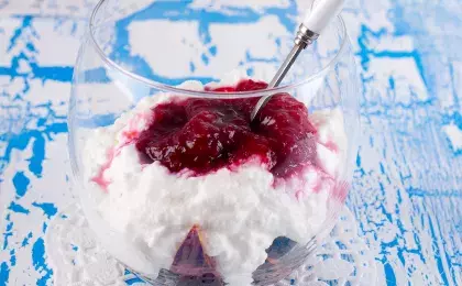 Зерненый творог с джемом