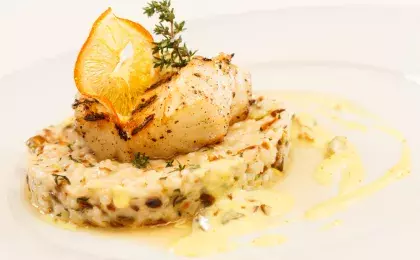 Филе белой рыбы с рисом под сливочным соусом