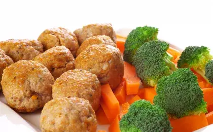 Ужин с рубленными куриными котлетами и брокколи