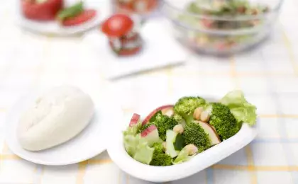 Салат из брокколи, яблок и лимона