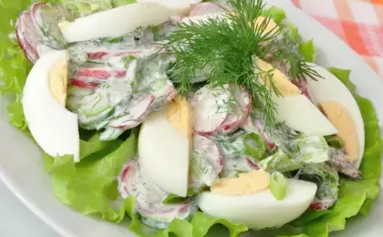 Овощной салат с редиской и яйцом