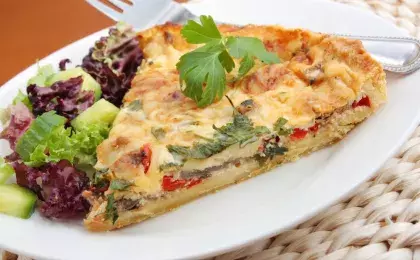 Пирог из куриного мяса с зеленью и творогом