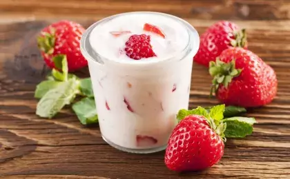 Йогурт с морожеными ягодами