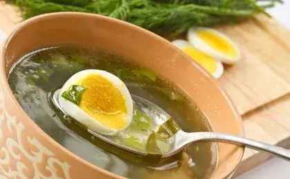 Холодный щавелевый суп с редисом и свекольной ботвой