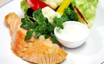 Красная рыба с овощами и рисом