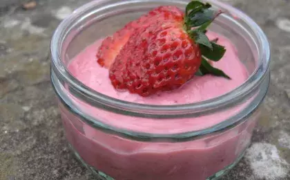 Простокваша с морожеными ягодами 