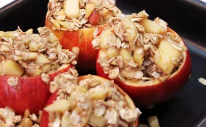 Печеное яблоко с корицей