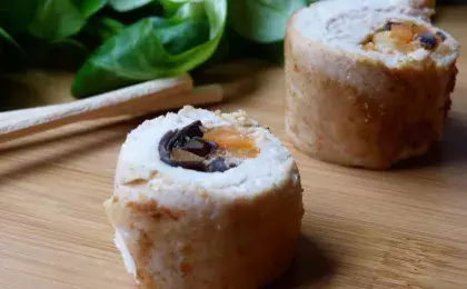 Ужин с рулетом из индейки и овощным салатом